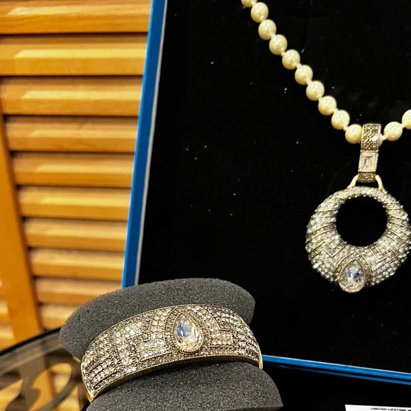 Heidi Daus White Pearl & Crystal Necklace/Bracelet Set 🤍💎 - Picture 13 of 13